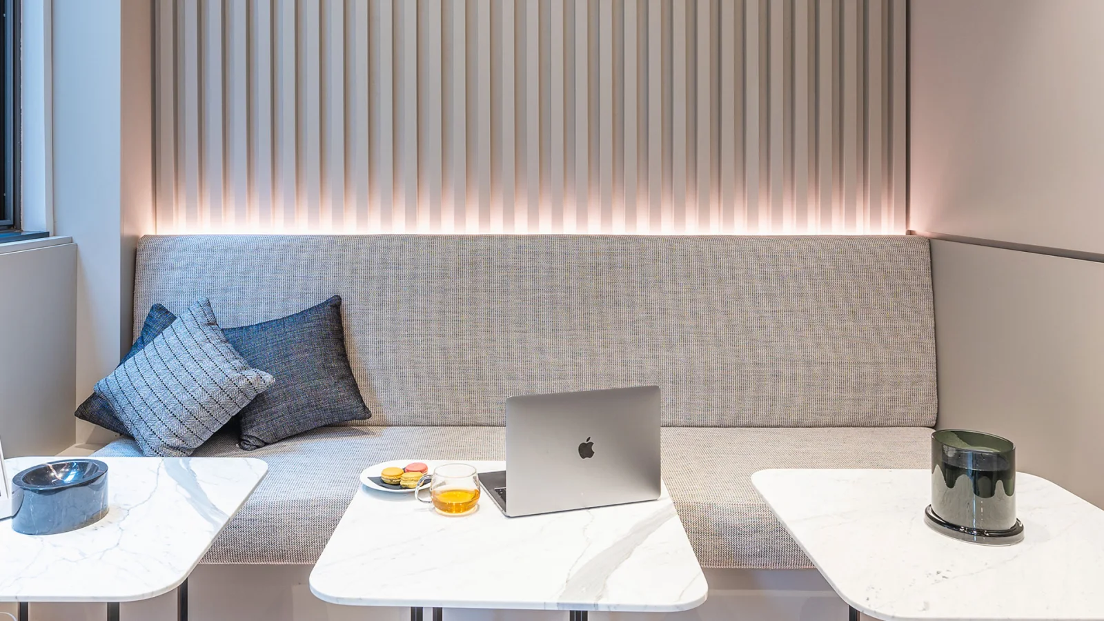 שולחן שיש ופינות ישיבה מרופדות בטרקלין של Prime Offices במונקו