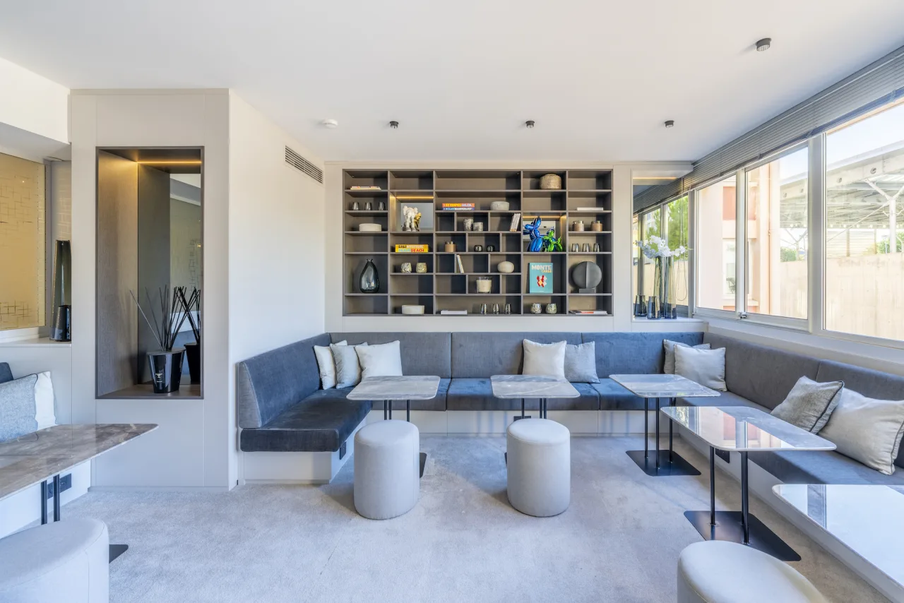Business addresses and plans — Interior photograph